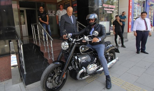59. ve 60. hükümetlerde Devlet Bakanlığı yapan Kürşat Tüzmen, motosikleti i...
