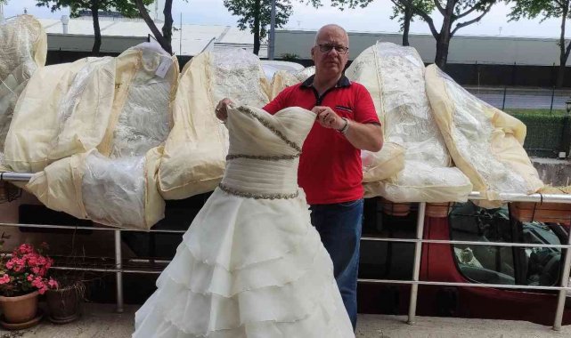Bursa'da bir esnaf elinde kalan her biri binlerce lira değerinde gelinl...
