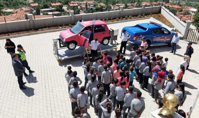 Eğirdir İlçe Jandarma Komutanlığı ile Gökçehöyük Ortaokulu ve İlkokulu aras...