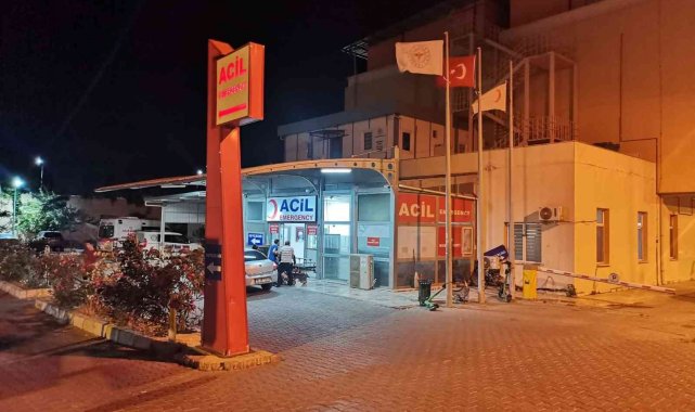 İzmir'in Gaziemir ilçesinde yolun karışışına geçmek isterken servis min...