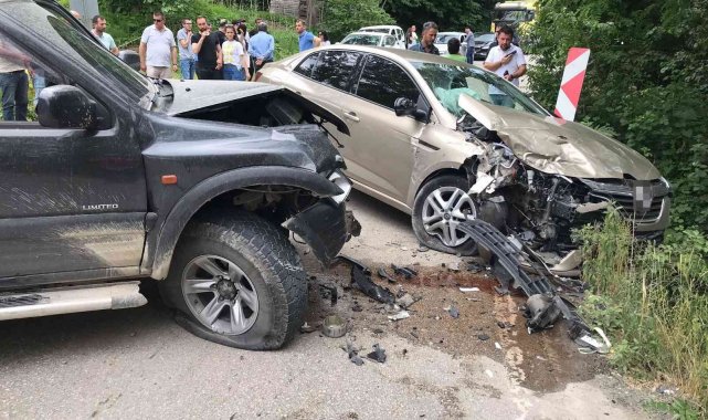 Ordu'nun Altınordu ilçesinde meydana gelen trafik kazasında 2 kişi yara...