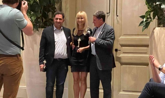 Ünlü cerrahların katıldığı AECOS'ta yaptığı KeraNatural isimli kornea d...