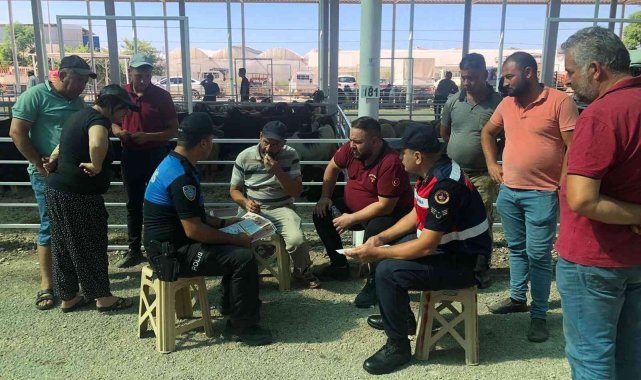 Antalya'nın Serik ilçesinde Hayvan Pazarı'nda kurbanlık satışı yapa...