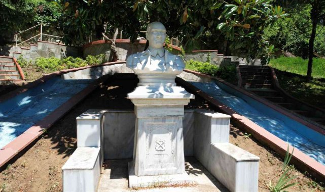 Atatürk'ün poz vererek Türkiye Cumhuriyeti'nin ilk heykeltıraşların...