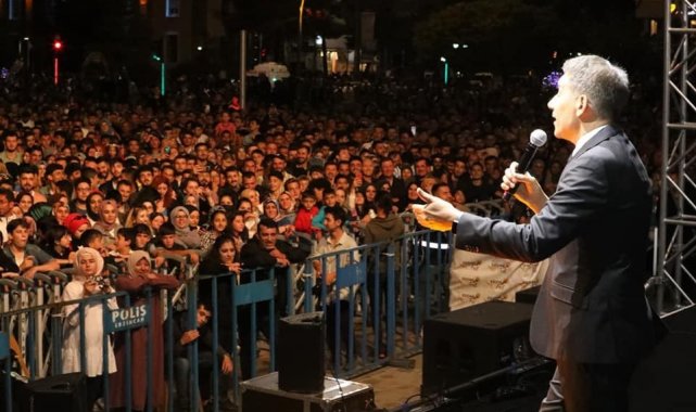 Erzincan'da sahne alan ünlü sanatçı Mustafa Yıldızdoğan, söylediği türk...