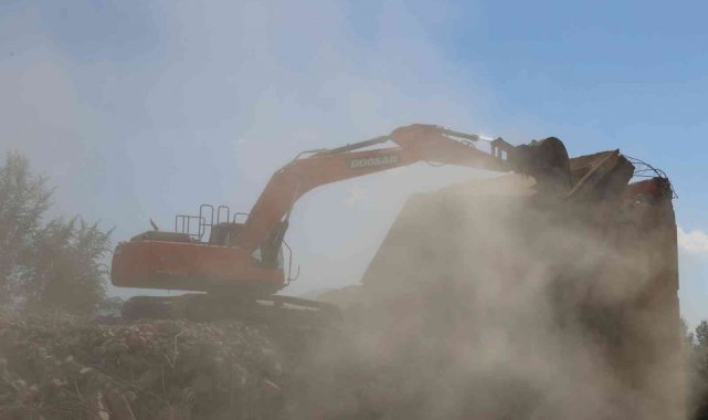 Başbağlar Mahallesinde bulunan Eski Polis lojmanlarının yıkımına başlandı.
...