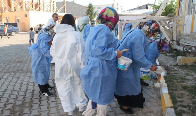 Bayburt'un Demirözü ilçesine bağlı Beşpınar köyünde kadınlar köylerinin...