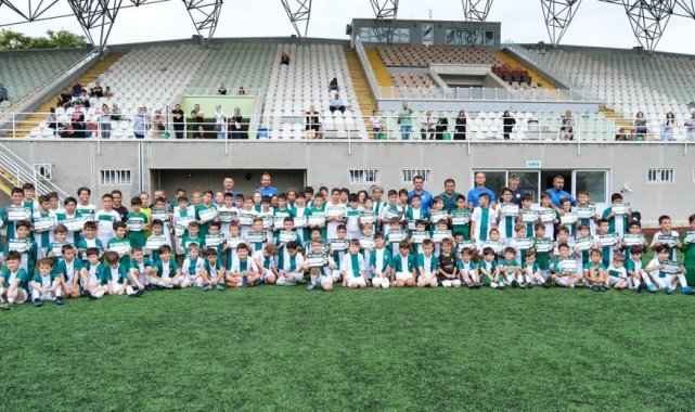 Bursaspor Futbol Okulu'nun yaz dönemi Merinos Stadyumu'nda gerçekle...