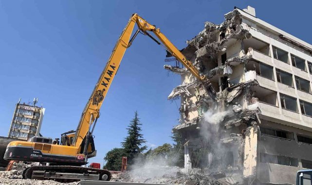 Eskişehir'de yıkılması planlanan eski otogar binası yanında yer alan ta...