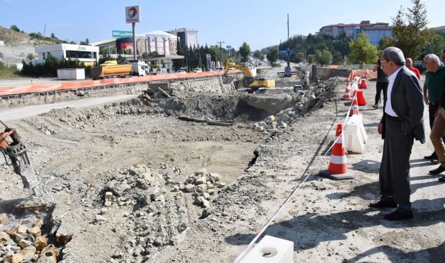 Karabük Belediye Başkanı Rafet Vergili, yapımı devam eden battı-çıktı inşaa...