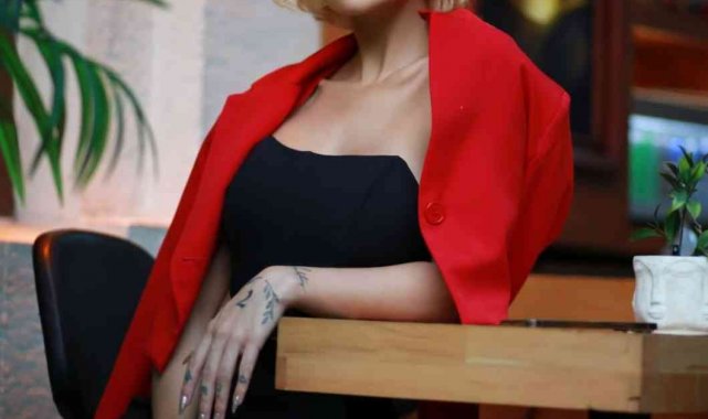 Moda tasarımcısı Ayşegül Eraslan, yeni koleksiyonunun yakında olacağını mod...