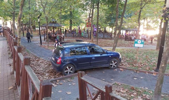 Zonguldak'ın Kozlu ilçesinde bir sürücü fren yerine gaza basınca otomob...