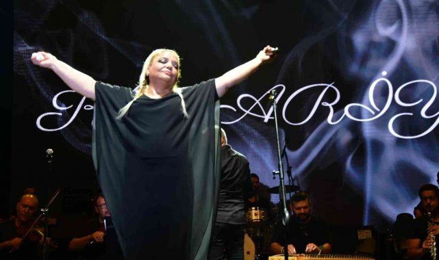 Geçen hafta annesi Makbule Tokmak'ı kaybettikten sonra ilk kez Manisa