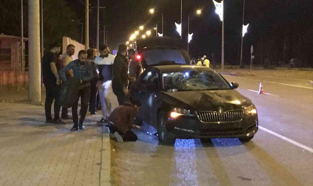 Iğdır'da akşam saatlerinde yaşanan kazada otomobilin çarptığı genç, bis...