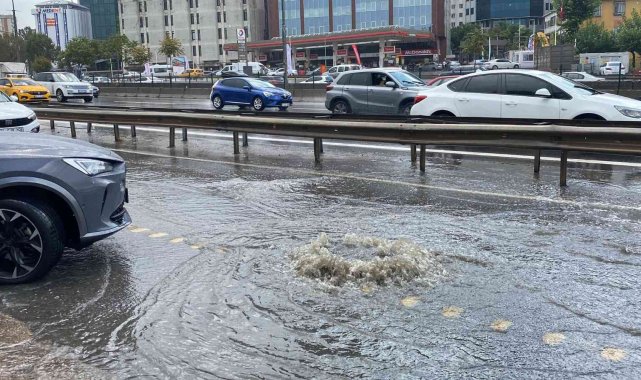 İstanbul Anadolu Yakası Ataşehir bölgesinde sağanak yağmur etkili oluyor. A...