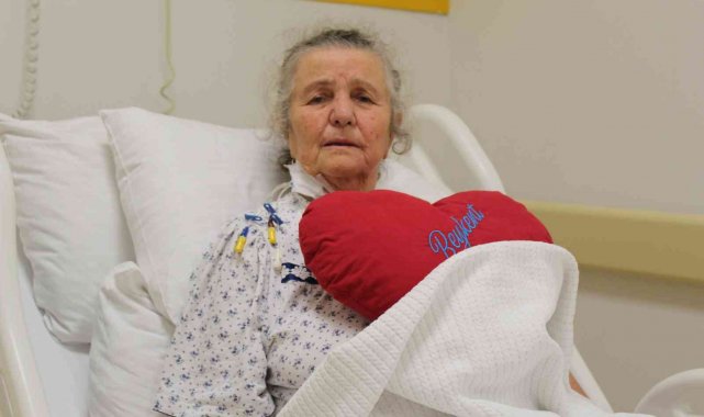 İstanbul'da yaşayan 76 yaşındaki Semahat Gezer'in, göğüs ve sırt ağ...