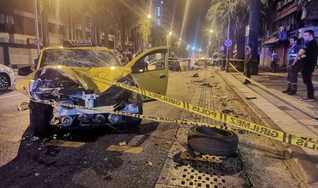 İzmir'in Konak ilçesinde, ticari taksi önce kağıt toplayıcısına ardında...