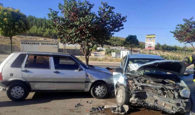 Kilis'te, bir zırhlı araç ve 2 otomobilin karıştığı kazada aralarında 4...