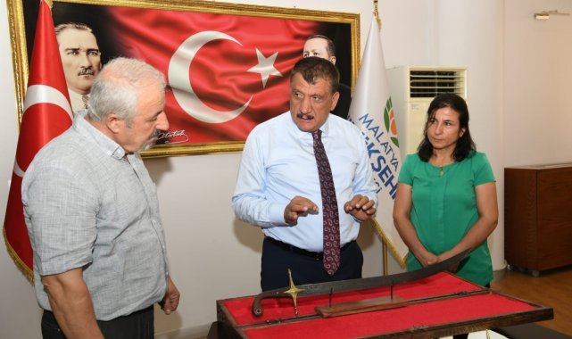 Malatya�da yarım asrı aşkın bir süredir damascus ustası olarak sanatını