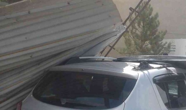 Sivas'ın Ulaş ilçesinde etkili olan şiddetli rüzgar çatıları uçurdu.
E...