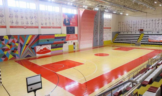 Elazığ'ın Doğukent Mahallesi'nde bulunan 15 Temmuz Spor Salonu'...