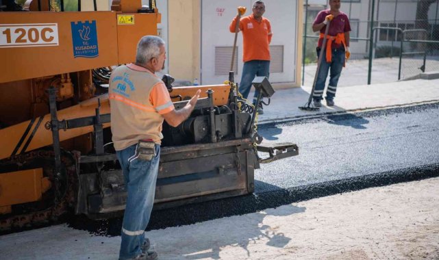 Kuşadası Belediyesi Fen İşleri Müdürlüğü'ne bağlı ekipler tarafından ke...