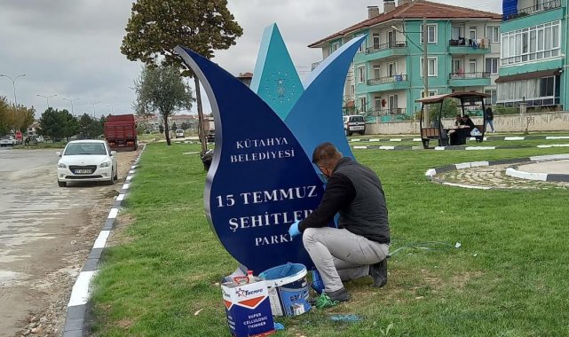 Kütahya Belediyesi Park ve Bahçeler Müdürlüğü ekipleri, şehrin farklı nokta...