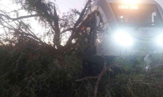 Manisa'nın Alaşehir ilçesinden geçen İzmir-Uşak tren yolu üzerine yolcu...