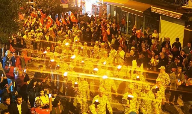 Muğla'nın Datça ilçesinde 29 Ekim Cumhuriyet Bayramı dolayısıyla fener ...