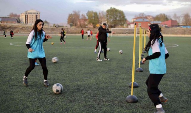 Ağrı'da kurulan tek kadın futbol takımıyla, kız çocukları genç yaşta ge...