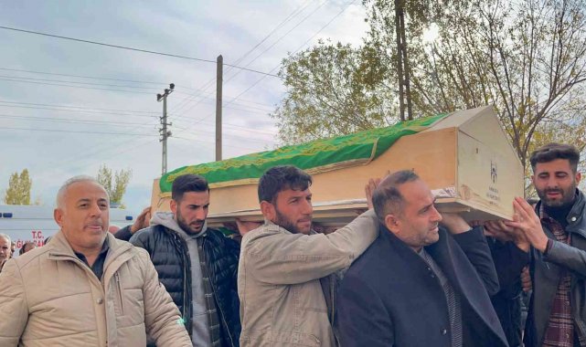 Ağrı'nın Tutak ilçesinde yolcu otobüsünün iki tıra çarpması sonucu meyd...