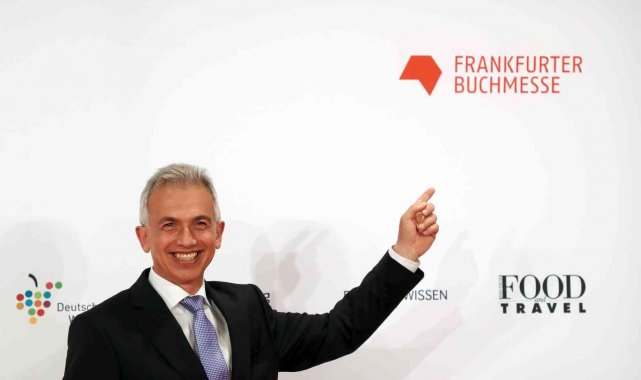 Almanya'nın Frankfurt kentinde eşi Zübeyde Temizel-Feldmann'ı yükse...