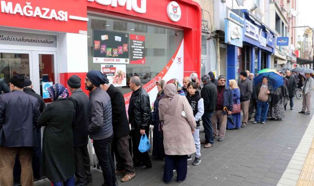 Et ve Süt Kurumu tarafından satılan ürünler yoğun ilgi görürken, duruma tep...