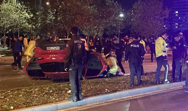 İzmir'in Bayraklı ilçesinde kontrolden çıkan otomobil, önce kavşağa ard...