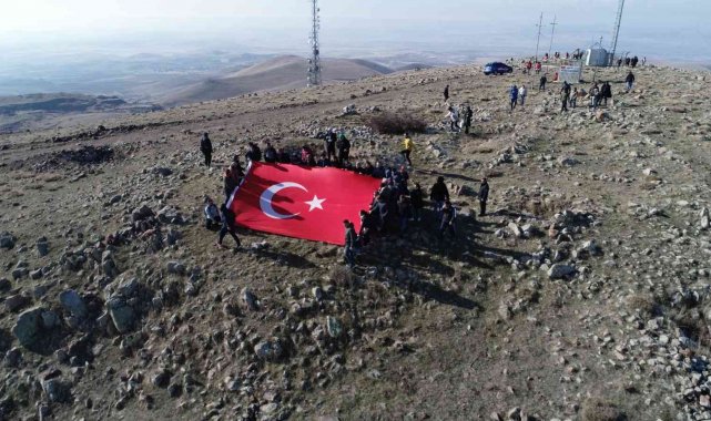 Konya'nın Kulu ilçesine bulunan Karacadağ'nın zirvesine doğa yürüyü...