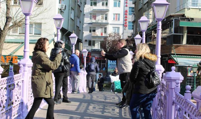 Porsuk Nehri üzerindeki köprülerde fotoğraf çektirmek isteyen turist kafile...
