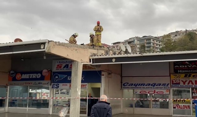 Üsküdar Harem'de Kamil Koç firmasına ait yazıhanenin çatısı şiddetli rü...