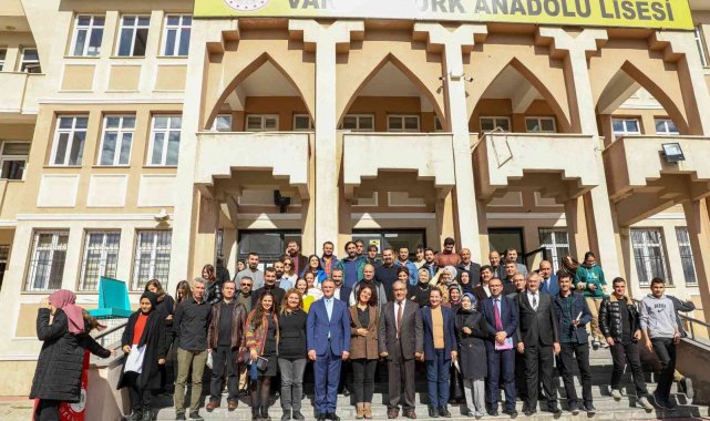 Van Valisi Ozan Balcı, Atatürk Anadolu Lisesini ziyaret ederek öğrenci ve ö...