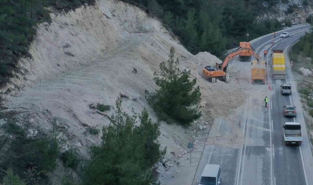 Bilecik'te Gülümbe rampasında kaya düşmesi ve heyelan riskine karşı yür...