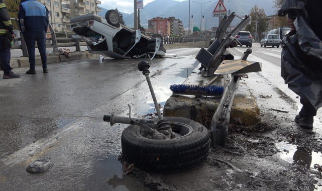 Denizli'nin Pamukkale ilçesinde bariyerlere çarptıktan sonra ters dönen...