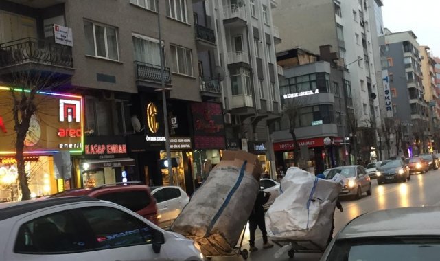 Eskişehir Cengiz Topel Caddesi üzerinde karşıdan karşıya geçmeye çalışan kâ...