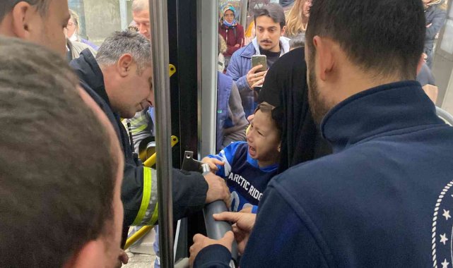 Kocaeli'de bir otobüsün içinde demir boruyla oynayan çocuğun parmağı bo...