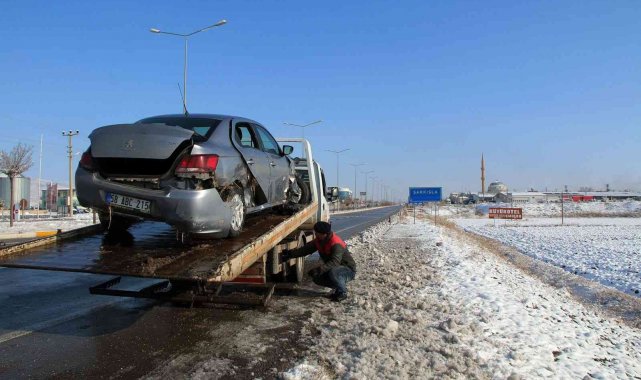 Sivas'ın Şarkışla ilçesinde buzlanma nedeniyle meydana gelen iki ayrı k...