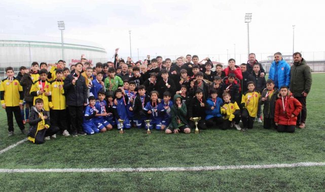 Sivas'ta 22 takımın katıldığı okullar arası yıldızlar futbol il birinci...