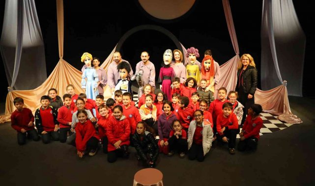 Antalya Büyükşehir Belediyesi'ne bağlı Antalya Şehir Tiyatroları, yalnı...