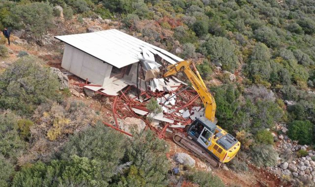 Antalya'nın Kaş ilçesinde 5 kaçak yapı, belediye ekiplerince yıkıldı.
...