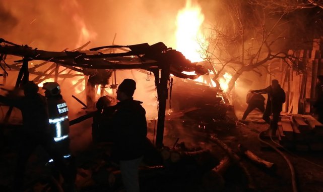 Balıkesir'in Kepsut ilçesinde bir marangozhanede çıkan yangının yan tarafta