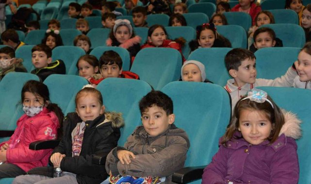 Bozüyük İçköy İlkokulu ve TOKİ İlkokulu öğrencileri Bozüyük Belediye Tiyatr...