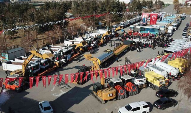 Erzurum Büyükşehir Belediyesi 15. Araç Filosu'nu düzenlediği törenle ta...
