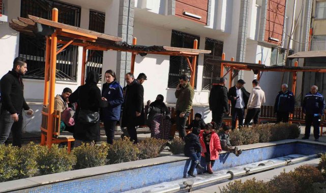 Hakkari Belediyesi Zabıta Müdürlüğü ekipleri, çarşı merkezinde yaptığı oper...